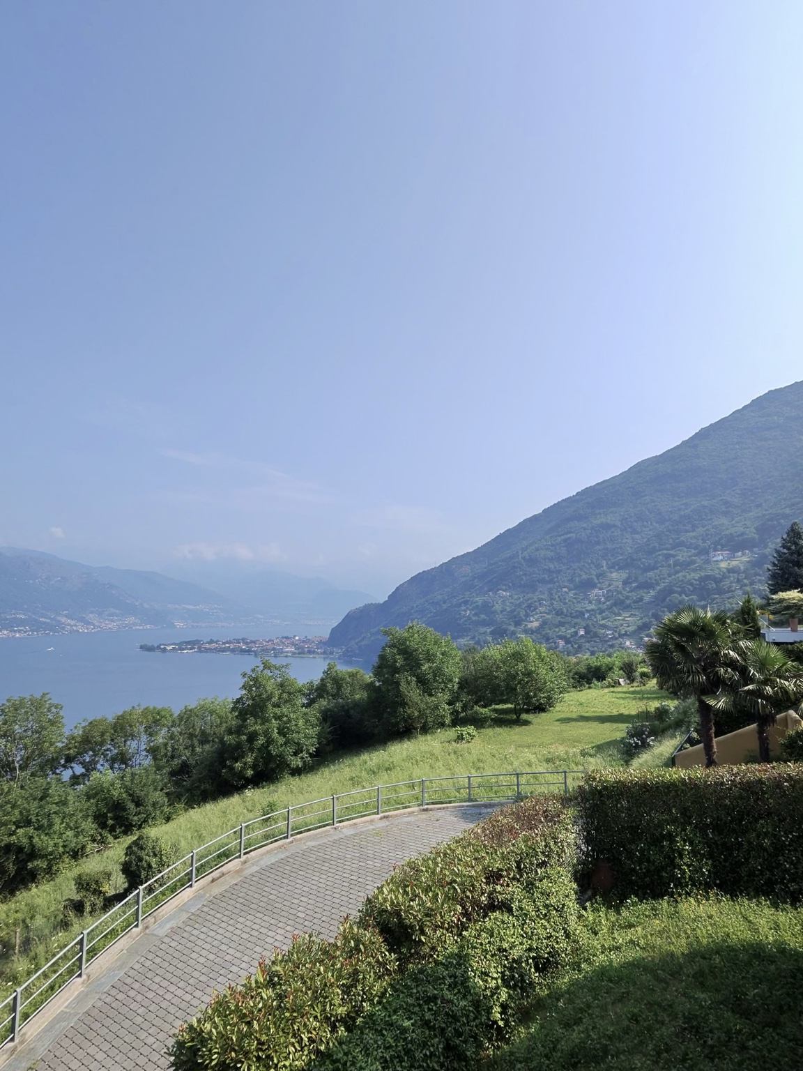 Vue lac et environnement verdoyant autour d'Il Pigo