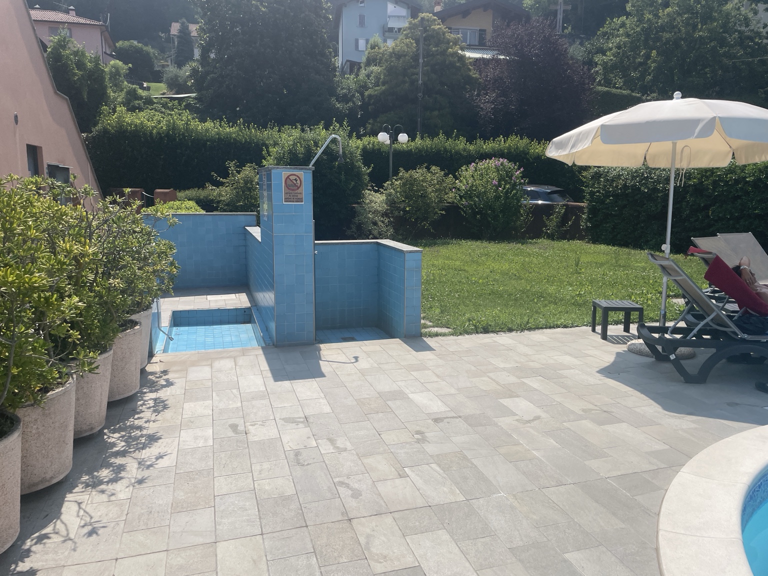 Espace extérieur et jardin de la piscine