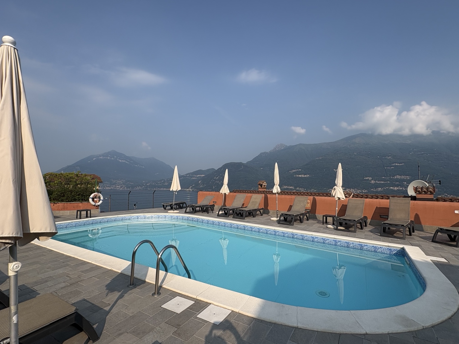 Grande piscine de la résidence face aux montagnes et au lac de Côme